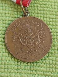 Meşrutiyet Madalyası.Osmanlı Dönemi'ne ait Kanuni Esasi'nin yani Meşrutiyetin ilanı Sonrası Basılan Meşrutiyet Madalyası'dır. 1324 / 1908 Tarihli..  Madalyonun ön yüzünde Osmanlı Devlet Arması bulunur.   Arka yüzünde ise Sultan Reşad'ın tuğrası yer almaktadır.   II. Meşrutiyet'in ilanı anısına basılan gayriresmi koleksiyonluk bir parçadır.  Nadir Çıkan Küçük Boy.