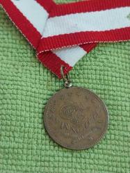 Meşrutiyet Madalyası.Osmanlı Dönemi'ne ait Kanuni Esasi'nin yani Meşrutiyetin ilanı Sonrası Basılan Meşrutiyet Madalyası'dır. 1324 / 1908 Tarihli..  Madalyonun ön yüzünde Osmanlı Devlet Arması bulunur.   Arka yüzünde ise Sultan Reşad'ın tuğrası yer almaktadır.   II. Meşrutiyet'in ilanı anısına basılan gayriresmi koleksiyonluk bir parçadır.  Nadir Çıkan Küçük Boy.