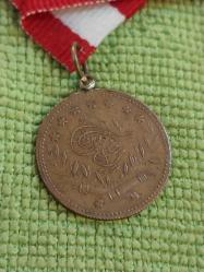 Meşrutiyet Madalyası.Osmanlı Dönemi'ne ait Kanuni Esasi'nin yani Meşrutiyetin ilanı Sonrası Basılan Meşrutiyet Madalyası'dır. 1324 / 1908 Tarihli..  Madalyonun ön yüzünde Osmanlı Devlet Arması bulunur.   Arka yüzünde ise Sultan Reşad'ın tuğrası yer almaktadır.   II. Meşrutiyet'in ilanı anısına basılan gayriresmi koleksiyonluk bir parçadır.  Nadir Çıkan Küçük Boy.