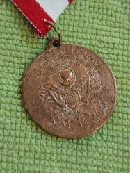 Meşrutiyet Madalyası.Osmanlı Dönemi'ne ait Kanuni Esasi'nin yani Meşrutiyetin ilanı Sonrası Basılan Meşrutiyet Madalyası'dır. 1324 / 1908 Tarihli..  Madalyonun ön yüzünde Osmanlı Devlet Arması bulunur.   Arka yüzünde ise Sultan Reşad'ın tuğrası yer almaktadır.   II. Meşrutiyet'in ilanı anısına basılan gayriresmi koleksiyonluk bir parçadır.  Nadir Çıkan Büyük Boy.