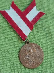 Meşrutiyet Madalyası.Osmanlı Dönemi'ne ait Kanuni Esasi'nin yani Meşrutiyetin ilanı Sonrası Basılan Meşrutiyet Madalyası'dır. 1324 / 1908 Tarihli..  Madalyonun ön yüzünde Osmanlı Devlet Arması bulunur.   Arka yüzünde ise Sultan Reşad'ın tuğrası yer almaktadır.   II. Meşrutiyet'in ilanı anısına basılan gayriresmi koleksiyonluk bir parçadır.  Nadir Çıkan Büyük Boy.