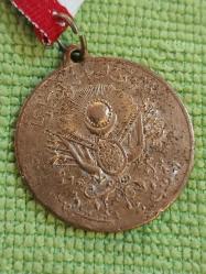 Meşrutiyet Madalyası.Osmanlı Dönemi'ne ait Kanuni Esasi'nin yani Meşrutiyetin ilanı Sonrası Basılan Meşrutiyet Madalyası'dır. 1324 / 1908 Tarihli..  Madalyonun ön yüzünde Osmanlı Devlet Arması bulunur.   Arka yüzünde ise Sultan Reşad'ın tuğrası yer almaktadır.   II. Meşrutiyet'in ilanı anısına basılan gayriresmi koleksiyonluk bir parçadır.  Nadir Çıkan Büyük Boy.
