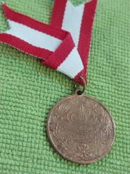 Meşrutiyet Madalyası.Osmanlı Dönemi'ne ait Kanuni Esasi'nin yani Meşrutiyetin ilanı Sonrası Basılan Meşrutiyet Madalyası'dır. 1324 / 1908 Tarihli..  Madalyonun ön yüzünde Osmanlı Devlet Arması bulunur.   Arka yüzünde ise Sultan Reşad'ın tuğrası yer almaktadır.   II. Meşrutiyet'in ilanı anısına basılan gayriresmi koleksiyonluk bir parçadır.  Nadir Çıkan Büyük Boy.