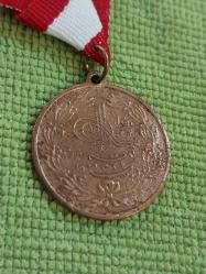 Meşrutiyet Madalyası.Osmanlı Dönemi'ne ait Kanuni Esasi'nin yani Meşrutiyetin ilanı Sonrası Basılan Meşrutiyet Madalyası'dır. 1324 / 1908 Tarihli..  Madalyonun ön yüzünde Osmanlı Devlet Arması bulunur.   Arka yüzünde ise Sultan Reşad'ın tuğrası yer almaktadır.   II. Meşrutiyet'in ilanı anısına basılan gayriresmi koleksiyonluk bir parçadır.  Nadir Çıkan Büyük Boy.