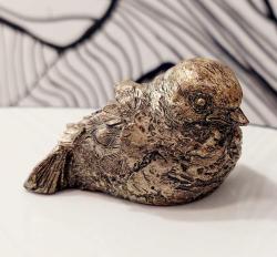 LOT.6 » İtalya, Kuş Figürü Serçe/Çalıkuşu. Dekoratif Sevimli Bir Kağıt Ağırlığı! D. Esposito Damgalı-İtalya'da Üretilmiştir. 1984 Tarihli. (Koleksiyonluk) El Yapımı. Gümüş Kaplama. Reçine/Laminate. Nadir Çıkar. (45×70×40 mm)