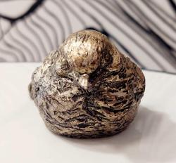 İtalya, Kuş Figürü Serçe/Çalıkuşu. Dekoratif Sevimli Bir Kağıt Ağırlığı! D. Esposito Damgalı-İtalya'da Üretilmiştir. 1984 Tarihli. (Koleksiyonluk) El Yapımı. Gümüş Kaplama. Reçine/Laminate. Nadir Çıkar. (45×70×40 mm)