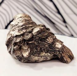 İtalya, Kuş Figürü Serçe/Çalıkuşu. Dekoratif Sevimli Bir Kağıt Ağırlığı! D. Esposito Damgalı-İtalya'da Üretilmiştir. 1984 Tarihli. (Koleksiyonluk) El Yapımı. Gümüş Kaplama. Reçine/Laminate. Nadir Çıkar. (45×70×40 mm)