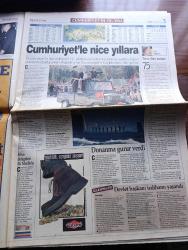Yeni Yüzyıl Gazetesi - Turkish Newspaper - 30 Ekim 1998 -  Cumhurbaşkanı Süleyman Demirel  hesap vermeye geldik yazdı fotoğraf - Anıtkabir dolu taştı fotoğraf - Taksim'de gençler 75. Yıl coşkusunu yüreklerinde hissetti - köşkte büyük resepsiyon - Kızılay meydanı dün akşam yıllarca konuşulacak bir törene tanık oldu fotoğraf - beyoğlu'na 75. yıl tak'ı - Bill Clinton Türkiye'nin Atatürk gibi bir lidere sahip olduğu için şanslı olduğunu belirtti - Atatürk'e hakaret eden Fazilet Partili Belediye Başkanı Zeki Başaran - fuarın yıldızları Mercedes BMW Ferrari - Rusya Apo'yu barındırmayız dedi - Şili eski diktatörü Pinochet'ye yeni hastane - hoşçakal yarın filmi 6 Kasım'da sinemalarda - Atilla Dorsay sinema eleştirisi - Bertolucci ve Ornella Muti'ye ödül - Chat Kapı yazan Hasan Yalçınkaya - televizyon programı - Hepatit C'ye aşı bulundu - medyada son durum yazan Kürşat Başar - John Glenn yola çıktı 36 yıl sonra uzayda - yenilenme yazan Okay Gönensin - Emel Sayın Erol Evgin resepsiyonda fotoğraf