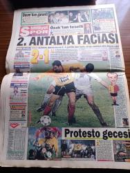 Milliyet Gazetesi - Turkish Newspaper - 26 Şubat 1996 - Türk sanayiinin devi Vehbi Koç 95 yaşında hayata veda etti fotoğraf - işte benim anayasam yazan Vehbi Koç - Vehbi Koç devletim ve ülkem var oldukça ben de varım - Sakıp Sabancı çadırın direği çöktü dedi - Vehbi Koç'un cenazesi özel bir uçakla İstanbul'a getirilirken fotoğraf - Süleyman Demirel büyük iş adamı büyük hayırseverdi Vehbi Koç - Tansu Çiller Vehbi Koç Türkiye'nin gurur anıtıydı dedi - Aydın Doğan Vehbi Koç Özel sektörün Devlet adamıydı - Vehbi Koç ailesi fotoğraf - asırlık çınar Vehbi Koç'un özel yaşamından kesitler fotoğraflar - Galatasaray'ın 2. Antalya faciası - Trabzonspor başkanı Faruk Özak Beşiktaş yenilgisi yüzünden oyuncularına moral verdi - Fenerbahçeli golcü Boliç kırgın - Beşiktaş Trabzonspor zaferini kutladı - pistin yeni kraliçesi Öznur Dursun hedef büyüttü fotoğraf - Marilyn Monroe'nun yeri hala boş fotoğraf - Seven 7 filmi Beyoğlu Atlas Etiler Hillside Ortaköy Feriye sinemasında - ETA terörü alevlendi