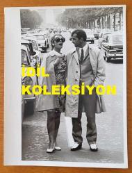 YEŞİLÇAM'IN YILDIZI HÜLYA KOÇYİĞİT'İN ORİJİNAL BÜYÜK BOY 3'LÜ FOTOĞRAF SETİ - 24 x 18 cm EBADINDA - HÜLYA KOÇYİĞİT ve EŞİ SELİM SOYDAN, FRANSA PARİS GEZİSİNDE TARİHİ ZAFER TAKI ANITININ BULUNDUĞU CADDEDE YÜRÜRLERKEN ÇEKİLMİŞ 3 FARKLI KARE