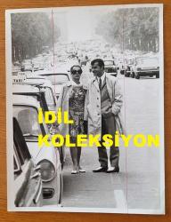 YEŞİLÇAM'IN YILDIZI HÜLYA KOÇYİĞİT'İN ORİJİNAL BÜYÜK BOY 3'LÜ FOTOĞRAF SETİ - 24 x 18 cm EBADINDA - HÜLYA KOÇYİĞİT ve EŞİ SELİM SOYDAN, FRANSA PARİS GEZİSİNDE TARİHİ ZAFER TAKI ANITININ BULUNDUĞU CADDEDE YÜRÜRLERKEN ÇEKİLMİŞ 3 FARKLI KARE