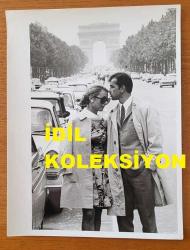 YEŞİLÇAM'IN YILDIZI HÜLYA KOÇYİĞİT'İN ORİJİNAL BÜYÜK BOY 3'LÜ FOTOĞRAF SETİ - 24 x 18 cm EBADINDA - HÜLYA KOÇYİĞİT ve EŞİ SELİM SOYDAN, FRANSA PARİS GEZİSİNDE TARİHİ ZAFER TAKI ANITININ BULUNDUĞU CADDEDE YÜRÜRLERKEN ÇEKİLMİŞ 3 FARKLI KARE