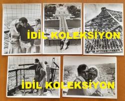 YEŞİLÇAM'IN YILDIZI HÜLYA KOÇYİĞİT'İN ORİJİNAL BÜYÜK BOY 5'Lİ FOTOĞRAF SETİ - 24 x 18 cm EBADINDA - HÜLYA KOÇYİĞİT ve EŞİ SELİM SOYDAN, FRANSA PARİS GEZİSİNDE EYFEL KULESİNE ÇIKIP ŞEHİR MANZARASI ÖNÜNDE BİRBİRLERİNE SARILIRKEN ve KADRAJA POZ VERİRLERKEN ÇEKİLMİŞ 5 FARKLI KARE