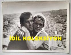 YEŞİLÇAM'IN YILDIZI HÜLYA KOÇYİĞİT'İN ORİJİNAL BÜYÜK BOY 5'Lİ FOTOĞRAF SETİ - 24 x 18 cm EBADINDA - HÜLYA KOÇYİĞİT ve EŞİ SELİM SOYDAN, FRANSA PARİS GEZİSİNDE EYFEL KULESİNE ÇIKIP ŞEHİR MANZARASI ÖNÜNDE BİRBİRLERİNE SARILIRKEN ve KADRAJA POZ VERİRLERKEN ÇEKİLMİŞ 5 FARKLI KARE