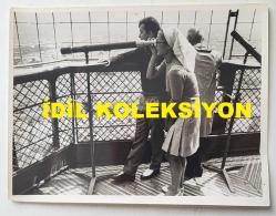 YEŞİLÇAM'IN YILDIZI HÜLYA KOÇYİĞİT'İN ORİJİNAL BÜYÜK BOY 5'Lİ FOTOĞRAF SETİ - 24 x 18 cm EBADINDA - HÜLYA KOÇYİĞİT ve EŞİ SELİM SOYDAN, FRANSA PARİS GEZİSİNDE EYFEL KULESİNE ÇIKIP ŞEHİR MANZARASI ÖNÜNDE BİRBİRLERİNE SARILIRKEN ve KADRAJA POZ VERİRLERKEN ÇEKİLMİŞ 5 FARKLI KARE