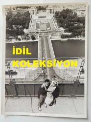 YEŞİLÇAM'IN YILDIZI HÜLYA KOÇYİĞİT'İN ORİJİNAL BÜYÜK BOY 5'Lİ FOTOĞRAF SETİ - 24 x 18 cm EBADINDA - HÜLYA KOÇYİĞİT ve EŞİ SELİM SOYDAN, FRANSA PARİS GEZİSİNDE EYFEL KULESİNE ÇIKIP ŞEHİR MANZARASI ÖNÜNDE BİRBİRLERİNE SARILIRKEN ve KADRAJA POZ VERİRLERKEN ÇEKİLMİŞ 5 FARKLI KARE