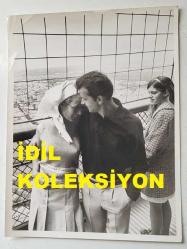 YEŞİLÇAM'IN YILDIZI HÜLYA KOÇYİĞİT'İN ORİJİNAL BÜYÜK BOY 5'Lİ FOTOĞRAF SETİ - 24 x 18 cm EBADINDA - HÜLYA KOÇYİĞİT ve EŞİ SELİM SOYDAN, FRANSA PARİS GEZİSİNDE EYFEL KULESİNE ÇIKIP ŞEHİR MANZARASI ÖNÜNDE BİRBİRLERİNE SARILIRKEN ve KADRAJA POZ VERİRLERKEN ÇEKİLMİŞ 5 FARKLI KARE