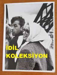 YEŞİLÇAM'IN YILDIZI HÜLYA KOÇYİĞİT'İN ORİJİNAL BÜYÜK BOY 2'Lİ FOTOĞRAF SETİ - 24 x 18 cm EBADINDA - HÜLYA KOÇYİĞİT ve EŞİ SELİM SOYDAN, FRANSA PARİS GEZİSİNDE EYFEL KULESİNE ÇIKIŞLARI SIRASINDA ÇEKİLMİŞ 2 FARKLI KARE