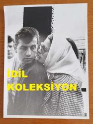 YEŞİLÇAM'IN YILDIZI HÜLYA KOÇYİĞİT'İN ORİJİNAL BÜYÜK BOY 2'Lİ FOTOĞRAF SETİ - 24 x 18 cm EBADINDA - HÜLYA KOÇYİĞİT ve EŞİ SELİM SOYDAN, FRANSA PARİS GEZİSİNDE EYFEL KULESİNE ÇIKIŞLARI SIRASINDA ÇEKİLMİŞ 2 FARKLI KARE