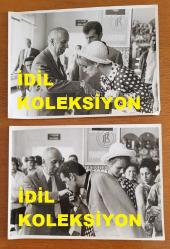 YEŞİLÇAM'IN YILDIZI HÜLYA KOÇYİĞİT'İN ORİJİNAL BÜYÜK BOY 2'Lİ FOTOĞRAF SETİ - 24 x 18 cm EBADINDA - HÜLYA KOÇYİĞİT ve EŞİ SELİM SOYDAN, HAVA LİMANINDAYKEN SELİM SOYDAN'IN BABASI MUSTAFA ARİF SOYDAN'IN ELİNİ ÖPÜP VEDALAŞIRLARKEN ÇEKİLMİŞ 2 FARKLI KARE