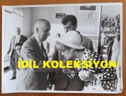 YEŞİLÇAM'IN YILDIZI HÜLYA KOÇYİĞİT'İN ORİJİNAL BÜYÜK BOY 2'Lİ FOTOĞRAF SETİ - 24 x 18 cm EBADINDA - HÜLYA KOÇYİĞİT ve EŞİ SELİM SOYDAN, HAVA LİMANINDAYKEN SELİM SOYDAN'IN BABASI MUSTAFA ARİF SOYDAN'IN ELİNİ ÖPÜP VEDALAŞIRLARKEN ÇEKİLMİŞ 2 FARKLI KARE
