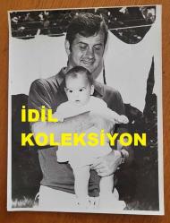 YEŞİLÇAM'IN YILDIZI HÜLYA KOÇYİĞİT'İN EŞİ SELİM SOYDAN'IN ORİJİNAL BÜYÜK BOY FOTOĞRAFI - 24 x 18 cm EBADINDA - SELİM SOYDAN, BEBEĞİ GÜLŞAH'I KUCAĞINDA TUTARKEN ÇEKİLMİŞ BİR KARE