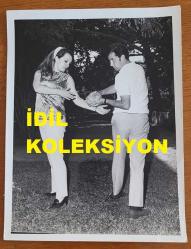 YEŞİLÇAM'IN YILDIZI HÜLYA KOÇYİĞİT'İN ORİJİNAL BÜYÜK BOY FOTOĞRAFI - 24 x 18 cm EBADINDA - HÜLYA KOÇYİĞİT ve EŞİ SELİM SOYDAN, BAHÇEDE BİRLİKTE VAKİT GEÇİRİRLERKEN ÇEKİLMİŞ BİR FOTOĞRAF