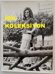 YEŞİLÇAM'IN YILDIZI HÜLYA KOÇYİĞİT'İN ORİJİNAL BÜYÜK BOY FOTOĞRAFI - 24 x 18 cm EBADINDA - HÜLYA KOÇYİĞİT, AYHAP BİR KÖPRÜNÜN ÜZERİNDE GÜLÜMSEYEREK KADRAJA POZ VERİRKEN ÇEKİLMİŞ NET KALİTEDE GÜZEL BİR FOTOĞRAF