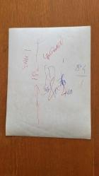 YEŞİLÇAM'IN YILDIZI HÜLYA KOÇYİĞİT'İN ORİJİNAL BÜYÜK BOY FOTOĞRAFI - 24 x 18 cm EBADINDA - HÜLYA KOÇYİĞİT, AYHAP BİR KÖPRÜNÜN ÜZERİNDE GÜLÜMSEYEREK KADRAJA POZ VERİRKEN ÇEKİLMİŞ NET KALİTEDE GÜZEL BİR FOTOĞRAF