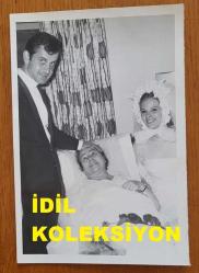 YEŞİLÇAM'IN YILDIZI HÜLYA KOÇYİĞİT'İN ORİJİNAL FOTOĞRAFI  - 18 x 12 cm EBADINDA - HÜLYA KOÇYİĞİT, EŞİ SELİM SOYDAN'LA BİRLİKTE GELİN ve DAMAT OLARAK, ANNESİ MELEK KOÇYİĞİT'İ HASTA YATAĞINDA ZİYARET EDERKEN ÇEKİLMİŞ BİR KARE