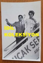 YEŞİLÇAM'IN YILDIZI HÜLYA KOÇYİĞİT'İN ORİJİNAL FOTOĞRAFI  - 18 x 12 cm EBADINDA - HÜLYA KOÇYİĞİT, EŞİ SELİM SOYDAN'LA BİRLİKTE UÇAĞA BİNERKEN ÇEKİLMİŞ BİR KARE