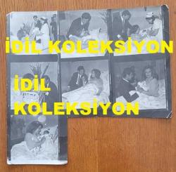 YEŞİLÇAM'IN YILDIZI HÜLYA KOÇYİĞİT'İN ORİJİNAL AJANS BASIN FOTOĞRAFI  - 18 x 18 cm EBADINDA - HÜLYA KOÇYİĞİT, EŞİ SELİM SOYDAN'LA BİRLİKTE YENİ DOĞAN BEBEKLERİ GÜLŞAH'I KUNDAĞINDA SEVİP KOCAKLARKEN ÇEKİLMİŞ 7 FARKLI KARE TEK FOTOĞRAFTA. HER BİR KARE 6 x 5 cm EBADINDADIR. 1969