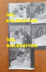 YEŞİLÇAM'IN YILDIZI HÜLYA KOÇYİĞİT'İN ORİJİNAL AJANS BASIN FOTOĞRAFI  - 18 x 18 cm EBADINDA - HÜLYA KOÇYİĞİT, EŞİ SELİM SOYDAN'LA BİRLİKTE YENİ DOĞAN BEBEKLERİ GÜLŞAH'I KUNDAĞINDA SEVİP KOCAKLARKEN ÇEKİLMİŞ 7 FARKLI KARE TEK FOTOĞRAFTA. HER BİR KARE 6 x 5 cm EBADINDADIR. 1969
