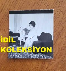 YEŞİLÇAM'IN YILDIZI HÜLYA KOÇYİĞİT'İN ORİJİNAL MİNİ BOY AJANS BASIN FOTOĞRAFI  - 6 x 5 cm EBADINDA