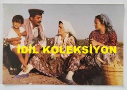 KADİR İNANIR'IN ORİJİNAL FOTOĞRAFI - 15 x 10 cm EBADINDA - KADİR İNANIR, ''ESKİCİ ve OĞULLARI (1990)'' ADLI FİLMDE ŞEHNAZ DİLAN ve FİLİZ TAÇBAŞ'LA AYNI KAREEDE