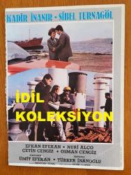 KADİR İNANIR'IN LOBİ KARTTAN KESİLME FOTOĞRAFI - 24 x 18 cm EBADINDA - KADİR İNANIR, SİBEL TURNAGÖL, EFKAN EFEKAN, NURİ ALÇO, ÇETİN CENGİZ & OSMAN CENGİZ, ÜMİT EFEKAN, TÜRKER İNANOĞLU