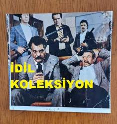 EROL TAŞ'IN LOBİ KARTTAN KESİLME FOTOĞRAFI - 13 x 12,5 cm EBADINDA - EROL TAŞ, TURGUT ÖZATAY ve YADİGAR EJDER BİR FİLM SAHNESİNDE