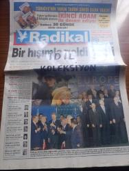 Radikal Gazetesi - Turkish Newspaper - 31 Aralık 1999 - 99'un sıkıntılarını umuda çevirmeyi başardık - siyasi kriz en güçlü hükümetle ekonomik kriz  reformla bitti - depremin acıları dayanışma ve dostlukla hafifledi - AB kapıları açıldı - Marmara depreminde 30 binden fazla kişi can verdi - Bill Clinton gelecek yüzyılı Türkiye belirleyecek dedi fotoğraf - kokoreççi Houdini Hüseyin Fotoğraf - 2000 model Noel Baba - yılbaşının simgesi tombala rafa kalktı - Abdullah Öcalan için geri sayım - Yargıtay Cumhuriyeti başsavcısı Vural Savaş idamla ilgili açıklama - MHP Apo'da topu Süleyman Demirel'e atacak - tanık Alaattin Çakıcı sorgulanacak - Üçüncü dünya uyanıyor - Taxim 2000 party Teoman Erkin Koray ve Cem Karaca - günün filmlerinden seçmeler - Ahmet Gülüm'ün  başkanlığındaki Türk voleybolu çok başarılı - baskılar Aziz Yıldırım'ı etkilemedi fotoğraf - Galatasaray'da yönetim çatırdıyor - Kanal D'de unutulmaz yılbaşı - Can Yücel Ve Orhan Pamuk fotoğraf - Zafer Algöz ve Meltem Cumbul duruşmada