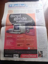 Radikal Gazetesi - Turkish Newspaper - 31 Aralık 1999 - 99'un sıkıntılarını umuda çevirmeyi başardık - siyasi kriz en güçlü hükümetle ekonomik kriz  reformla bitti - depremin acıları dayanışma ve dostlukla hafifledi - AB kapıları açıldı - Marmara depreminde 30 binden fazla kişi can verdi - Bill Clinton gelecek yüzyılı Türkiye belirleyecek dedi fotoğraf - kokoreççi Houdini Hüseyin Fotoğraf - 2000 model Noel Baba - yılbaşının simgesi tombala rafa kalktı - Abdullah Öcalan için geri sayım - Yargıtay Cumhuriyeti başsavcısı Vural Savaş idamla ilgili açıklama - MHP Apo'da topu Süleyman Demirel'e atacak - tanık Alaattin Çakıcı sorgulanacak - Üçüncü dünya uyanıyor - Taxim 2000 party Teoman Erkin Koray ve Cem Karaca - günün filmlerinden seçmeler - Ahmet Gülüm'ün  başkanlığındaki Türk voleybolu çok başarılı - baskılar Aziz Yıldırım'ı etkilemedi fotoğraf - Galatasaray'da yönetim çatırdıyor - Kanal D'de unutulmaz yılbaşı - Can Yücel Ve Orhan Pamuk fotoğraf - Zafer Algöz ve Meltem Cumbul duruşmada