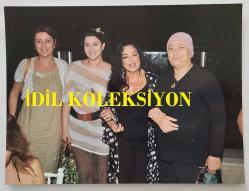 TÜRKAN ŞORAY'IN ORİJİNAL FOTOĞRAFI - 20 x 15 cm EBADINDA - TÜRKAN ŞORAY, HAYRANLARININ ARASINDA İSTANBUL BOĞAZI'NA KARŞI HATIRA POZU VERİRKEN ÇEKİLMİŞ NET KALİTEDE BİR FOTOĞRAF