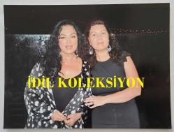 TÜRKAN ŞORAY'IN ORİJİNAL FOTOĞRAFI - 20 x 15 cm EBADINDA - TÜRKAN ŞORAY, BİR HAYRANIYLA BİRLİKTE İSTANBUL BOĞAZI'NA KARŞI HATIRA POZU VERİRKEN ÇEKİLMİŞ NET KALİTEDE BİR FOTOĞRAF