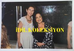 TÜRKAN ŞORAY'IN ORİJİNAL FOTOĞRAFI - 20 x 15 cm EBADINDA - TÜRKAN ŞORAY, BİR HAYRANIYLA BİRLİKTE İSTANBUL BOĞAZI'NA KARŞI HATIRA POZU VERİRKEN ÇEKİLMİŞ NET KALİTEDE BİR FOTOĞRAF