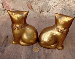 Pirinçten 2 adet kedi figürü