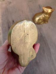 Pirinçten 2 adet kedi figürü