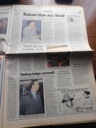 Radikal Gazetesi - Turkish Newspaper - 19 Aralık 1998 - genel ve yerel seçimlerin bir hukuk oyunuyla birbirinden ayrılması gündemde - Bülent Ecevit ile Deniz Baykal anlaşmama konusunda anlaştı fotoğraf - çöl tilkisi harekatı üçüncü günde Bağdat dışındaki hedeflere kaydı - Bill Clinton'ın kaderi bugün oylanıyor - yargıtayda Kürtçe çatlağı - DYP milletvekili Meral Akşener'in silahı geri tepti - Aydın Doğan'a rekor tazminat - Cem Yılmaz Her şey çok güzel olmayacak tam sayfa röportaj - Süleyman Demirel Adana'da yapılan camiye 1 trilyonluk maddi destek veren Sabancı ailesinden Sakıp Sabancı'ya teşekkür etti fotoğraf - Ramazan bu gece başlıyor - Alaattin Çakıcı'nın iki tetikçisi tutuklandı - Yeşil bilmecesini DNA testi çözecek - D'Alema'nın Öcalan gafları - New York'ta Irak'taki harekata karşı protesto - Galatasaray teknik direktörü Fatih Terim Filipescuyu sattırmam - Oğuz Çetin'in transferi arap saçı - Fenerbahçe soğuktan korkmuyor - Beşiktaş'ta Amokachi'ye ameliyat yok - Eşber Yağmurdereli