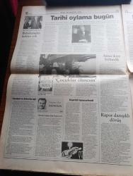 Radikal Gazetesi - Turkish Newspaper - 19 Aralık 1998 - genel ve yerel seçimlerin bir hukuk oyunuyla birbirinden ayrılması gündemde - Bülent Ecevit ile Deniz Baykal anlaşmama konusunda anlaştı fotoğraf - çöl tilkisi harekatı üçüncü günde Bağdat dışındaki hedeflere kaydı - Bill Clinton'ın kaderi bugün oylanıyor - yargıtayda Kürtçe çatlağı - DYP milletvekili Meral Akşener'in silahı geri tepti - Aydın Doğan'a rekor tazminat - Cem Yılmaz Her şey çok güzel olmayacak tam sayfa röportaj - Süleyman Demirel Adana'da yapılan camiye 1 trilyonluk maddi destek veren Sabancı ailesinden Sakıp Sabancı'ya teşekkür etti fotoğraf - Ramazan bu gece başlıyor - Alaattin Çakıcı'nın iki tetikçisi tutuklandı - Yeşil bilmecesini DNA testi çözecek - D'Alema'nın Öcalan gafları - New York'ta Irak'taki harekata karşı protesto - Galatasaray teknik direktörü Fatih Terim Filipescuyu sattırmam - Oğuz Çetin'in transferi arap saçı - Fenerbahçe soğuktan korkmuyor - Beşiktaş'ta Amokachi'ye ameliyat yok - Eşber Yağmurdereli