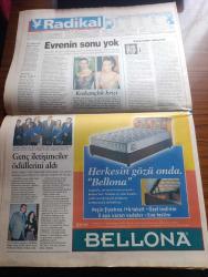 Radikal Gazetesi - Turkish Newspaper - 19 Aralık 1998 - genel ve yerel seçimlerin bir hukuk oyunuyla birbirinden ayrılması gündemde - Bülent Ecevit ile Deniz Baykal anlaşmama konusunda anlaştı fotoğraf - çöl tilkisi harekatı üçüncü günde Bağdat dışındaki hedeflere kaydı - Bill Clinton'ın kaderi bugün oylanıyor - yargıtayda Kürtçe çatlağı - DYP milletvekili Meral Akşener'in silahı geri tepti - Aydın Doğan'a rekor tazminat - Cem Yılmaz Her şey çok güzel olmayacak tam sayfa röportaj - Süleyman Demirel Adana'da yapılan camiye 1 trilyonluk maddi destek veren Sabancı ailesinden Sakıp Sabancı'ya teşekkür etti fotoğraf - Ramazan bu gece başlıyor - Alaattin Çakıcı'nın iki tetikçisi tutuklandı - Yeşil bilmecesini DNA testi çözecek - D'Alema'nın Öcalan gafları - New York'ta Irak'taki harekata karşı protesto - Galatasaray teknik direktörü Fatih Terim Filipescuyu sattırmam - Oğuz Çetin'in transferi arap saçı - Fenerbahçe soğuktan korkmuyor - Beşiktaş'ta Amokachi'ye ameliyat yok - Eşber Yağmurdereli