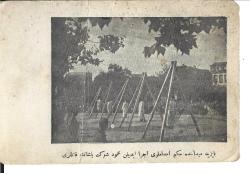 Beyazıt Meydanında Mahmud Şevket Paşa’nın Katilleri İdamı Kartpostal (14 x 9.5cm)