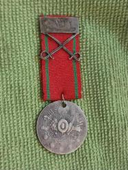 Kılıçlı Gümüş Liyakat Madalyası.. H.1332 M. 1916 Tarihli Gümüş Kılıçlı APARATI Olan Koleksiyonluk Liyakat Madalyası..  1890 tarihli Osmanlı dönemi Liyakat Madalyası. Üzerinde Osmanlı tuğrası, silah ve sancak motiflerinden oluşan devlet arması bulunan bu madalya, arka yüzünde Osmanlıca hat ile yazılmış metni ve altında 1308 (1890/1891) tarihini taşımaktadır. Osmanlı Devleti'nde liyakat ve hizmet karşılığı verilen bu madalyalar, devlet görevlileri ve askerî hizmet sahiplerine takdim edilirdi. Tarihi ve koleksiyon değeri yüksek olan bu eser, Osmanlı nişan ve madalya koleksiyonları için dikkat çekici nadir örneklerden biridir.