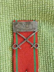 Kılıçlı Gümüş Liyakat Madalyası.. H.1332 M. 1916 Tarihli Gümüş Kılıçlı APARATI Olan Koleksiyonluk Liyakat Madalyası..  1890 tarihli Osmanlı dönemi Liyakat Madalyası. Üzerinde Osmanlı tuğrası, silah ve sancak motiflerinden oluşan devlet arması bulunan bu madalya, arka yüzünde Osmanlıca hat ile yazılmış metni ve altında 1308 (1890/1891) tarihini taşımaktadır. Osmanlı Devleti'nde liyakat ve hizmet karşılığı verilen bu madalyalar, devlet görevlileri ve askerî hizmet sahiplerine takdim edilirdi. Tarihi ve koleksiyon değeri yüksek olan bu eser, Osmanlı nişan ve madalya koleksiyonları için dikkat çekici nadir örneklerden biridir.